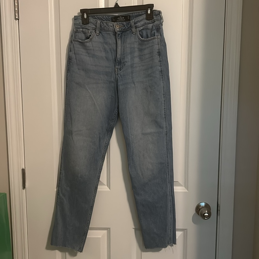 Hollister Ultra High Rise Mom Jean 28x29
